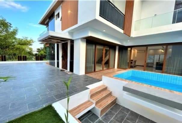 MULTI-LEVEL HOUSE WITH SWIMMING POOL