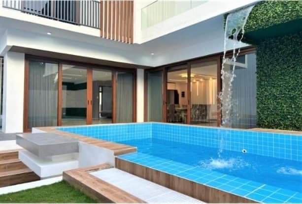 MULTI-LEVEL HOUSE WITH SWIMMING POOL