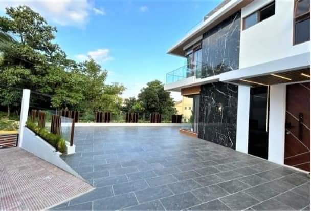 MULTI-LEVEL HOUSE WITH SWIMMING POOL