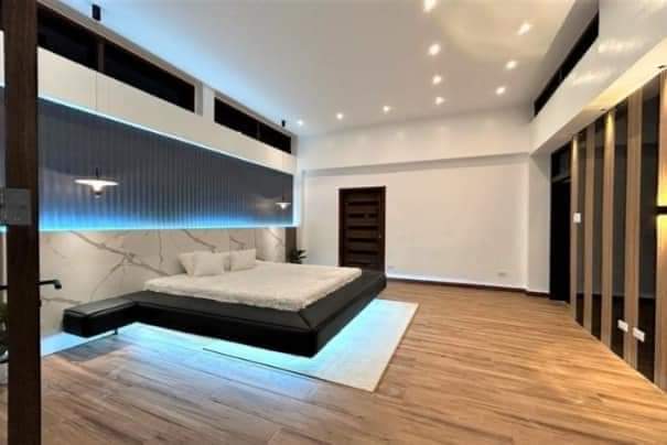 MULTI-LEVEL HOUSE WITH SWIMMING POOL