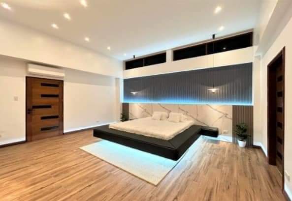 MULTI-LEVEL HOUSE WITH SWIMMING POOL