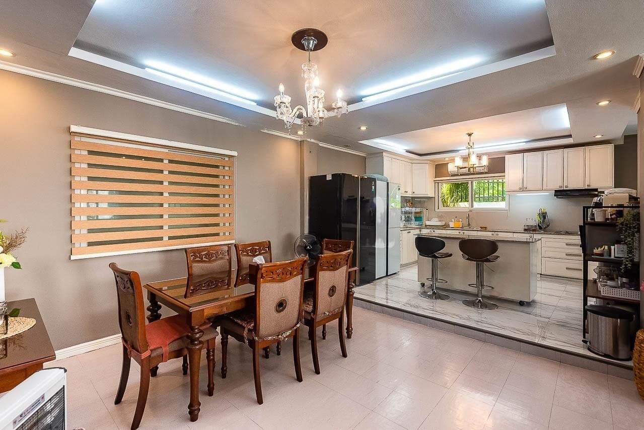 SPACIOUS MODERN HOUSE WITH OFFICE WITH 5 PARKING