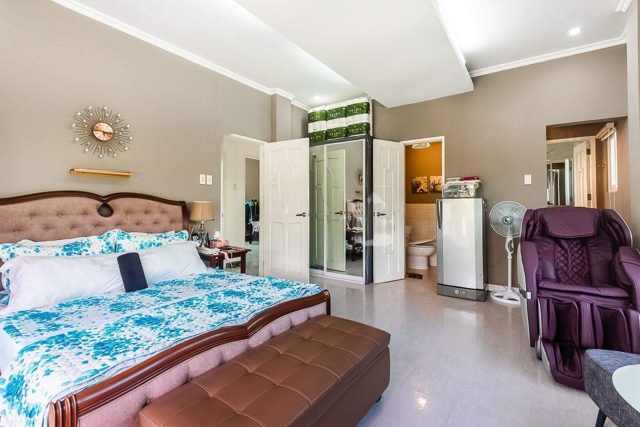 SPACIOUS MODERN HOUSE WITH OFFICE WITH 5 PARKING
