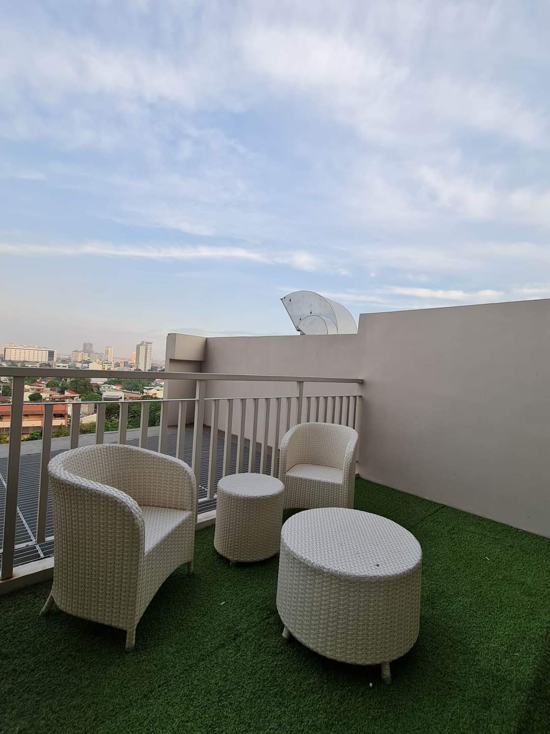 BRAND NEW 1 BR FULLY FURNISHED WITH PARKING IN HORIZONS 101 FOR SALE