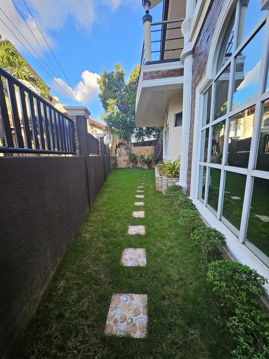 FOR SALE ONLY 12M NET 3 STOREY HOUSE AND LOT (Newly Renovated)