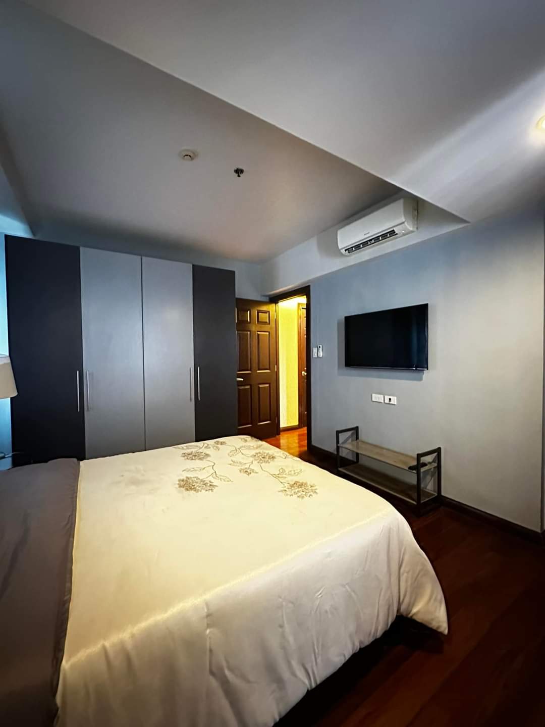 FOR SALE 3BR FULLY FURNISHED IN AVALON FACING AYALA MALL Copy
