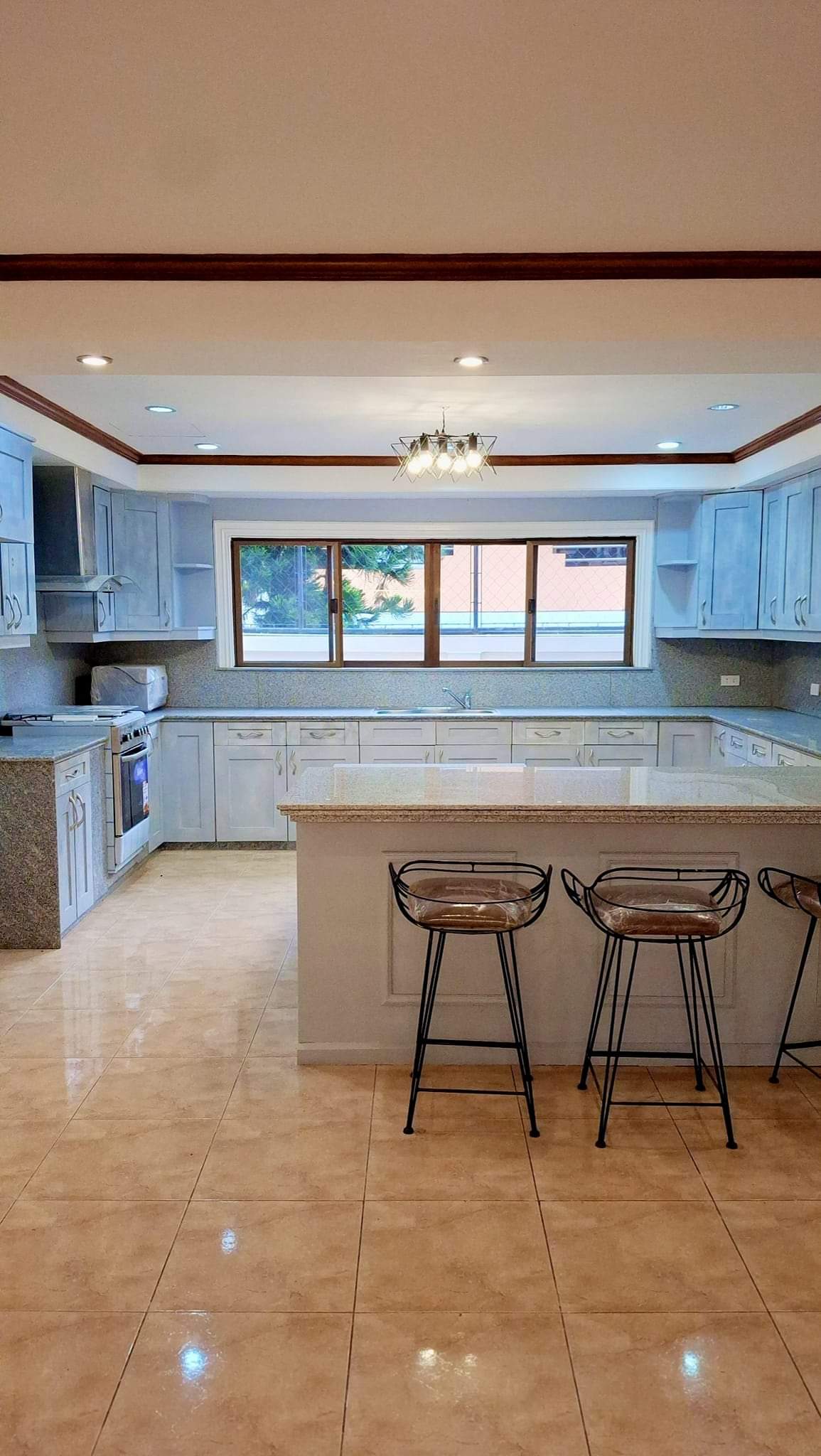 TWO STOREY HOUSE FOR RENT IN BANILAD