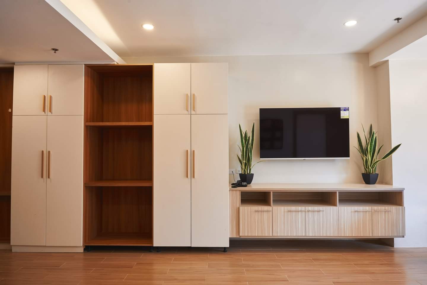 LUXURY LIVING IN THE TREEWOODS