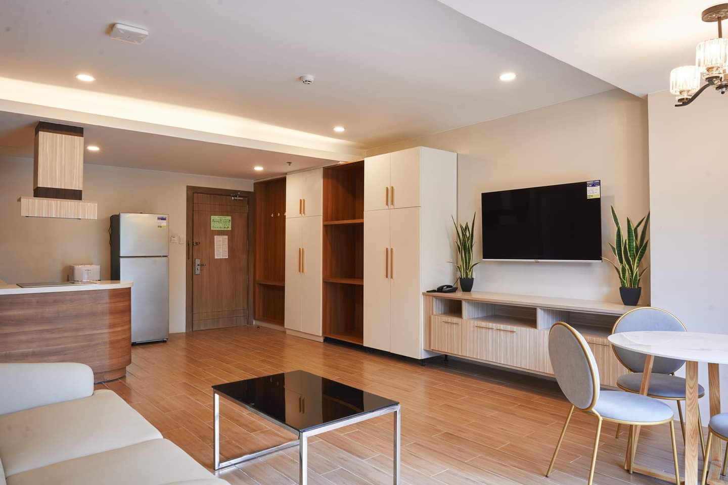 LUXURY LIVING IN THE TREEWOODS