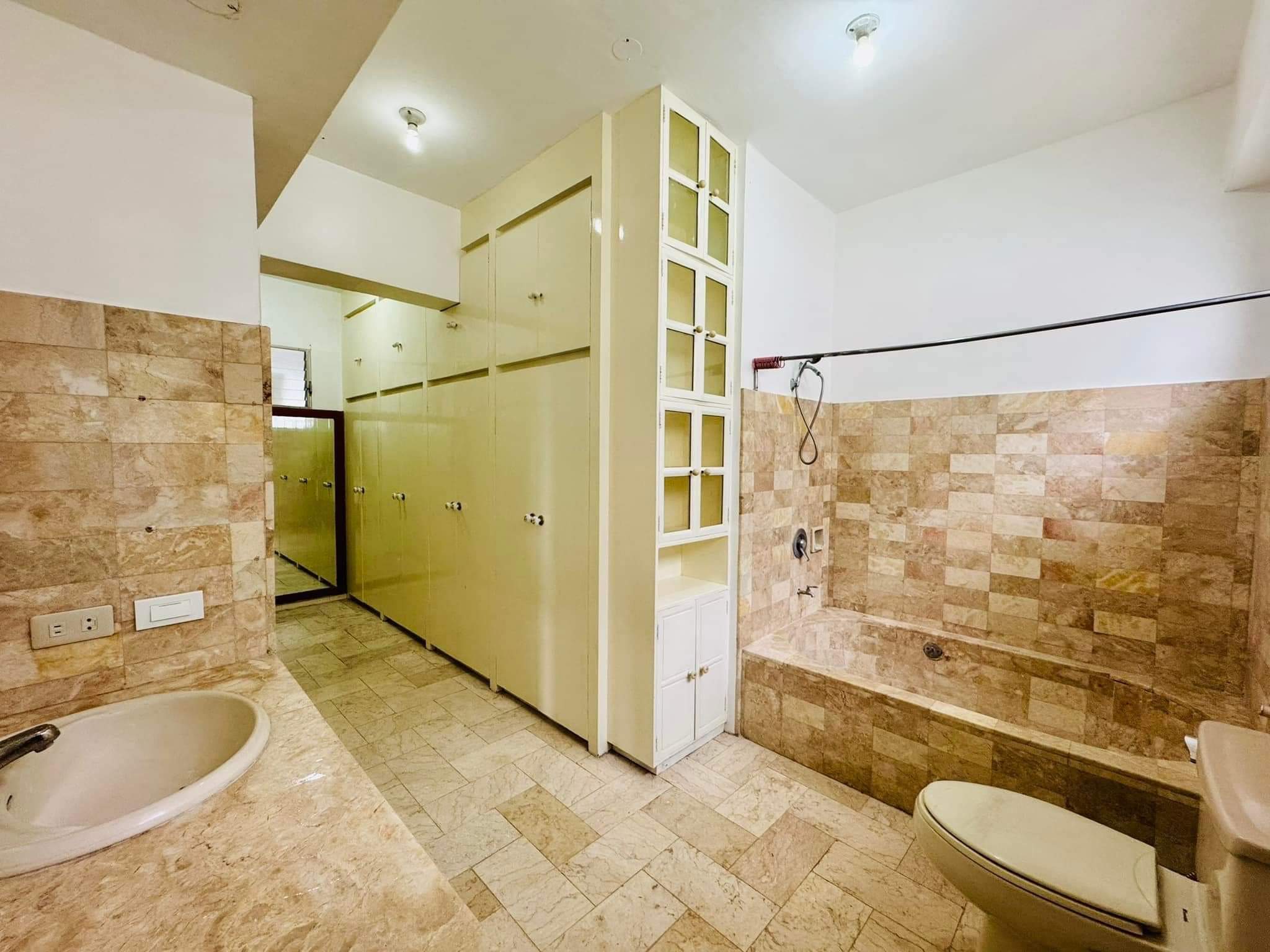 4BR PENTHOUSE CONDO UNIT FOR RENT