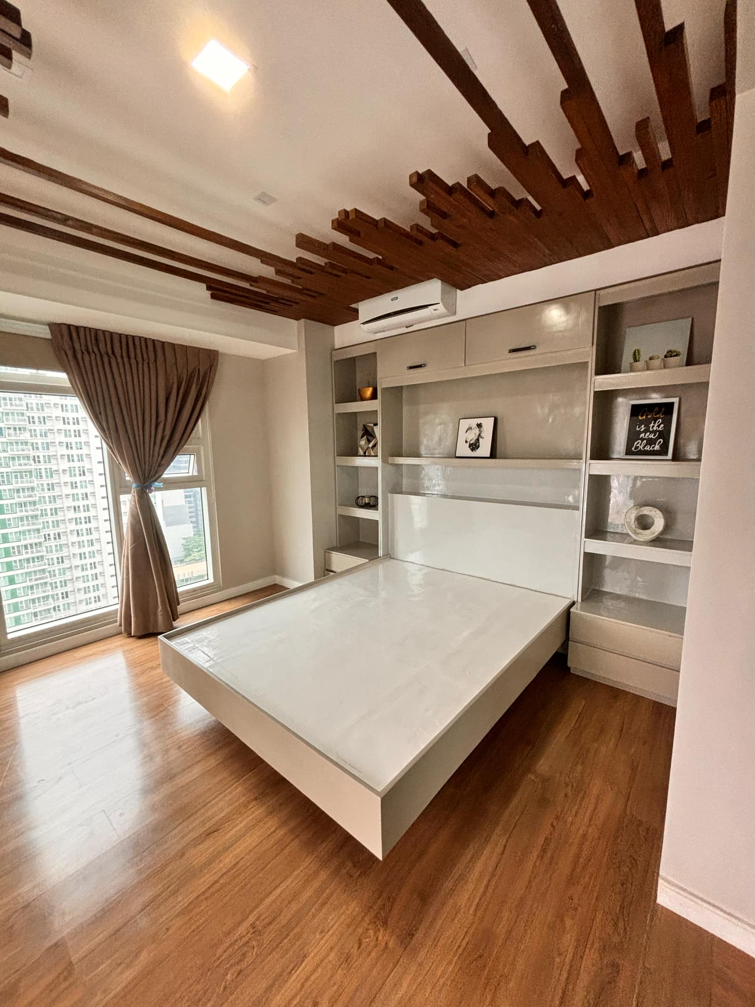 FOR RENT 1 BIG BEDROOM CORNER UNIT WITH BALCONY IN SOLINEA