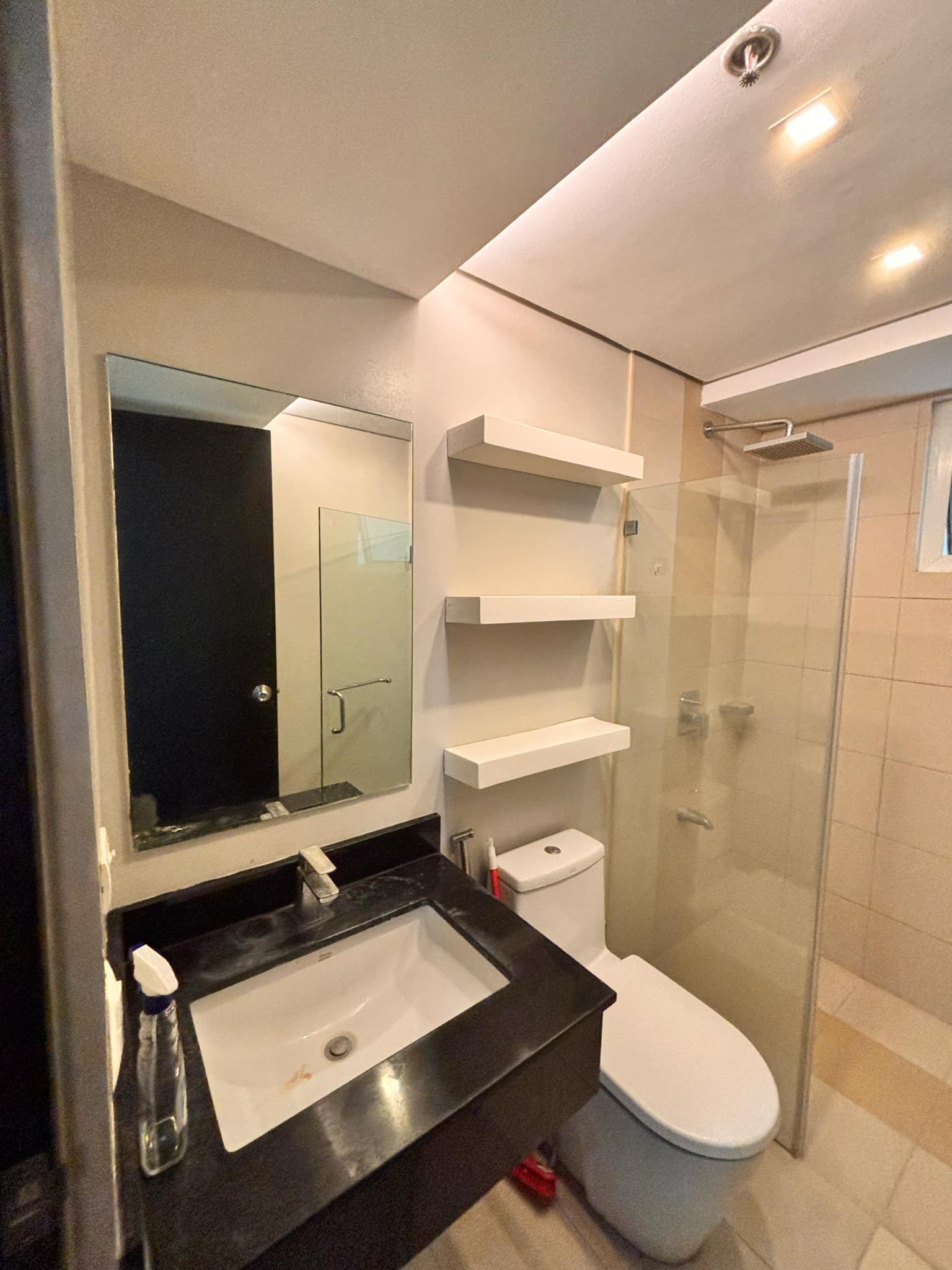 FOR RENT 1 BIG BEDROOM CORNER UNIT WITH BALCONY IN SOLINEA