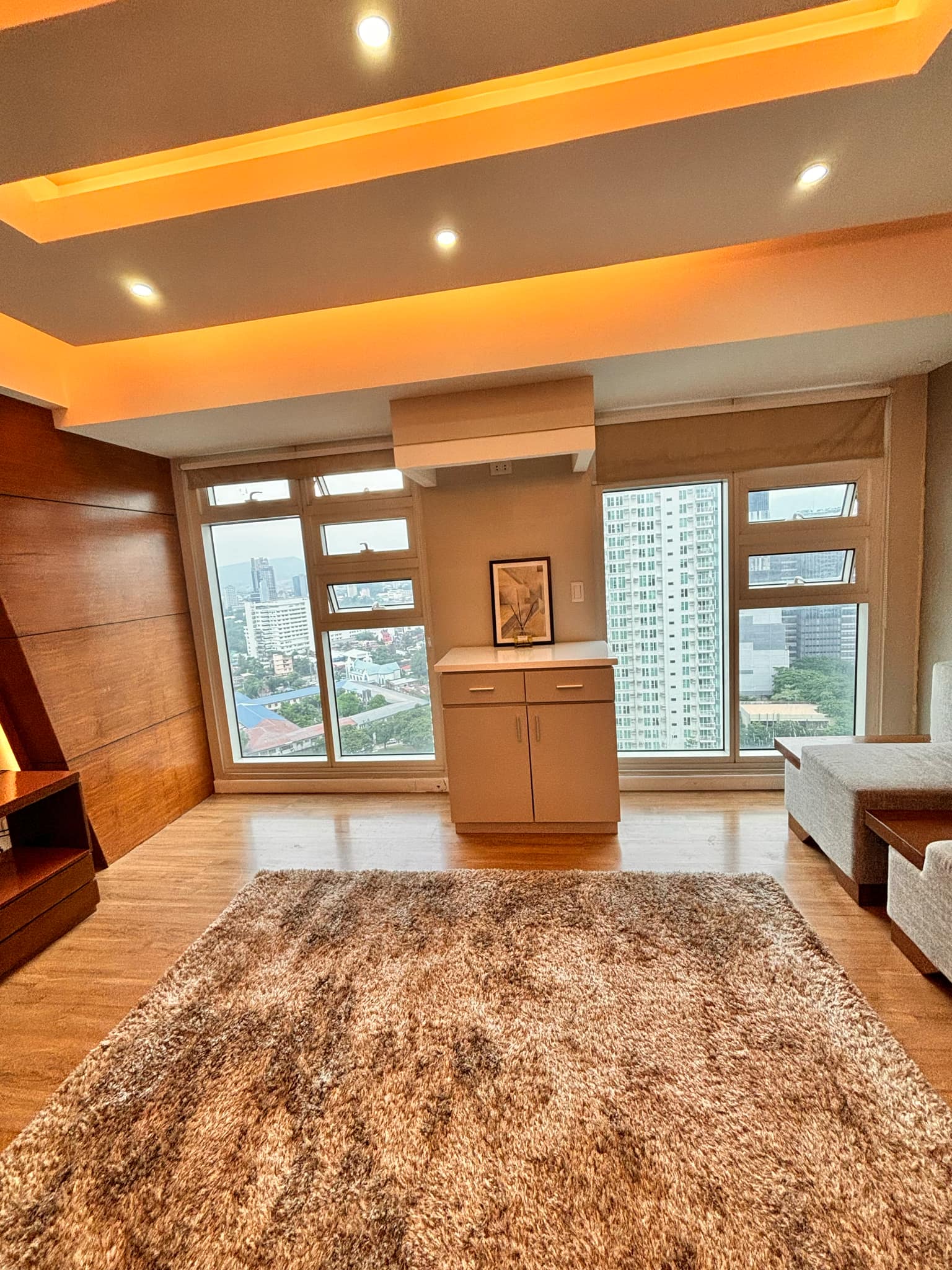 FOR RENT 1 BIG BEDROOM CORNER UNIT WITH BALCONY IN SOLINEA