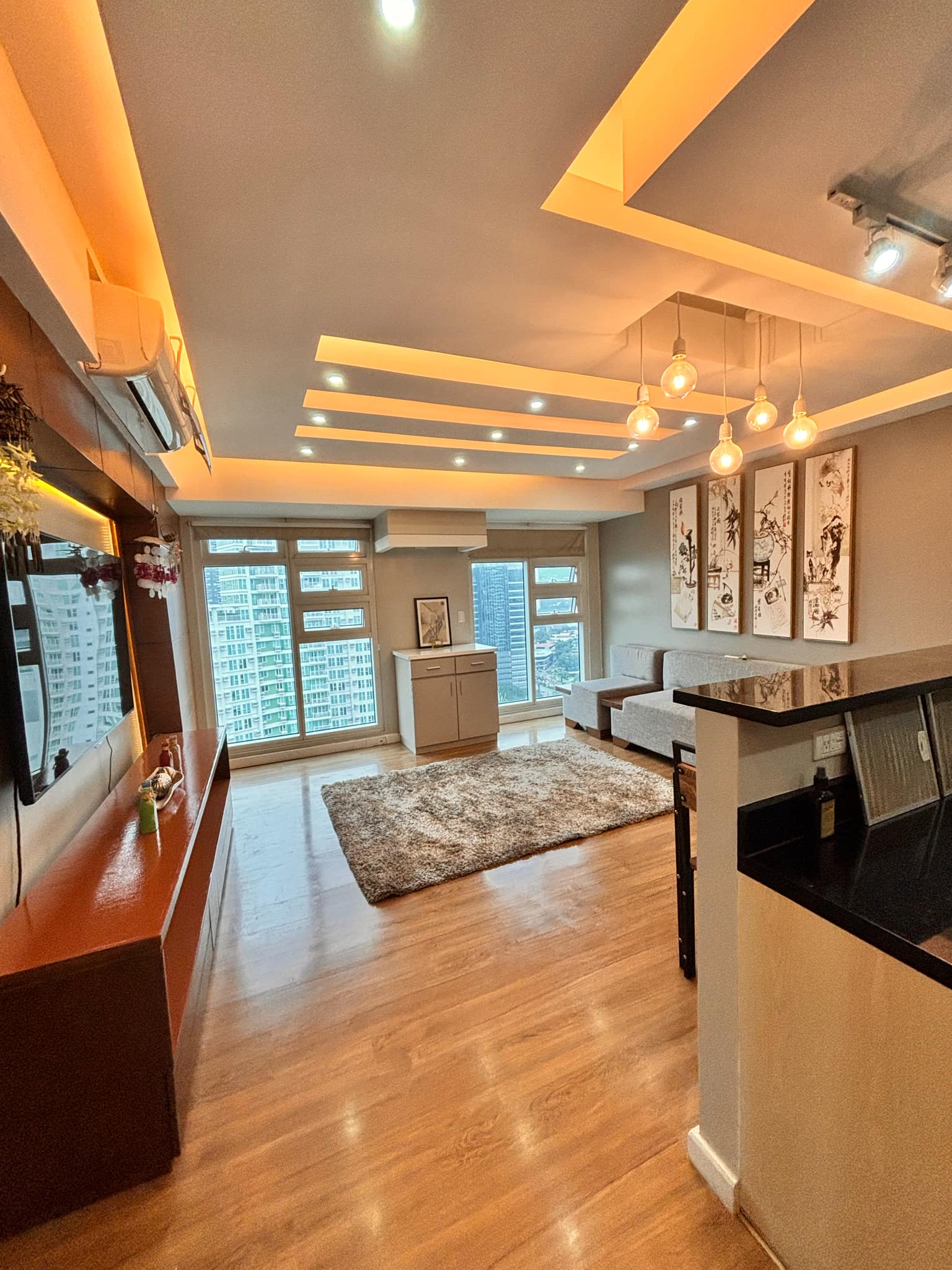FOR RENT 1 BIG BEDROOM CORNER UNIT WITH BALCONY IN SOLINEA
