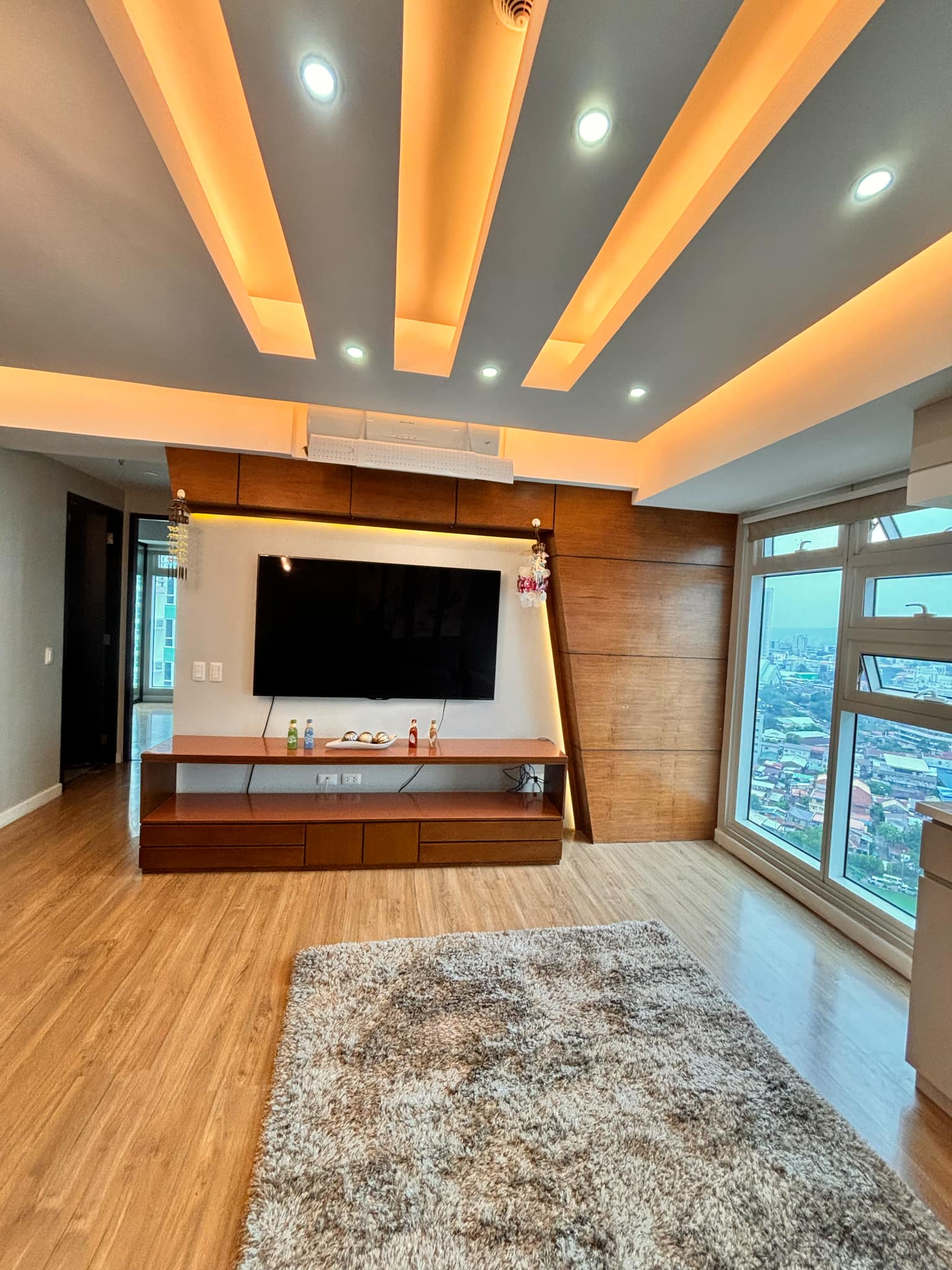 FOR RENT 1 BIG BEDROOM CORNER UNIT WITH BALCONY IN SOLINEA