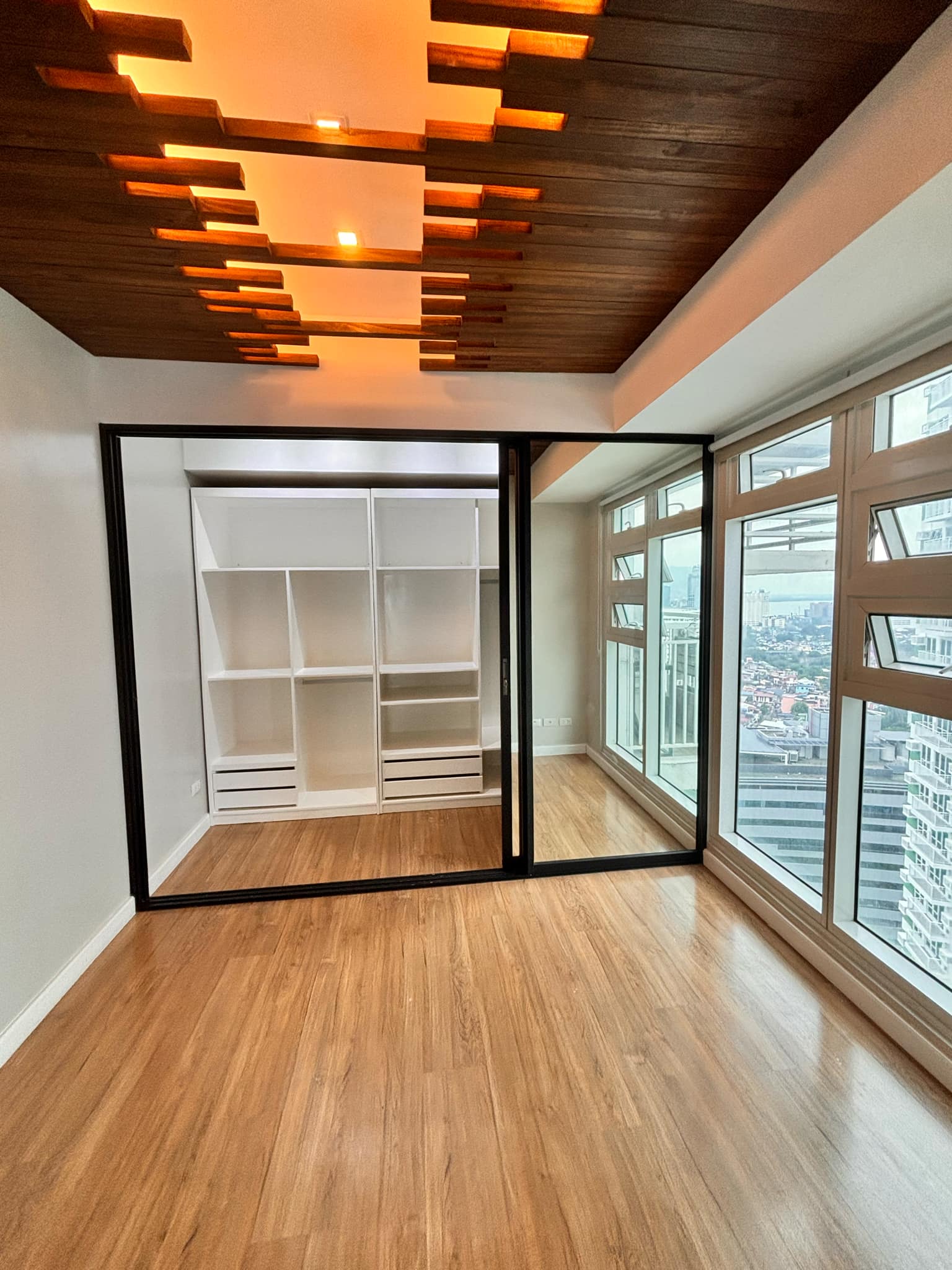 FOR RENT 1 BIG BEDROOM CORNER UNIT WITH BALCONY IN SOLINEA