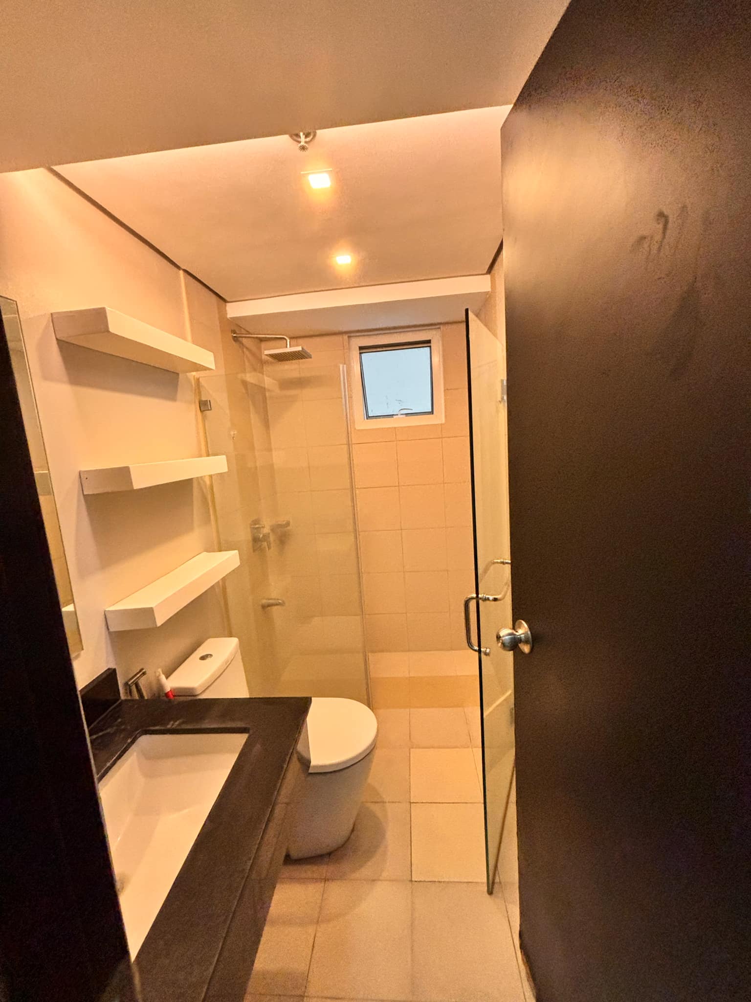 FOR RENT 1 BIG BEDROOM CORNER UNIT WITH BALCONY IN SOLINEA