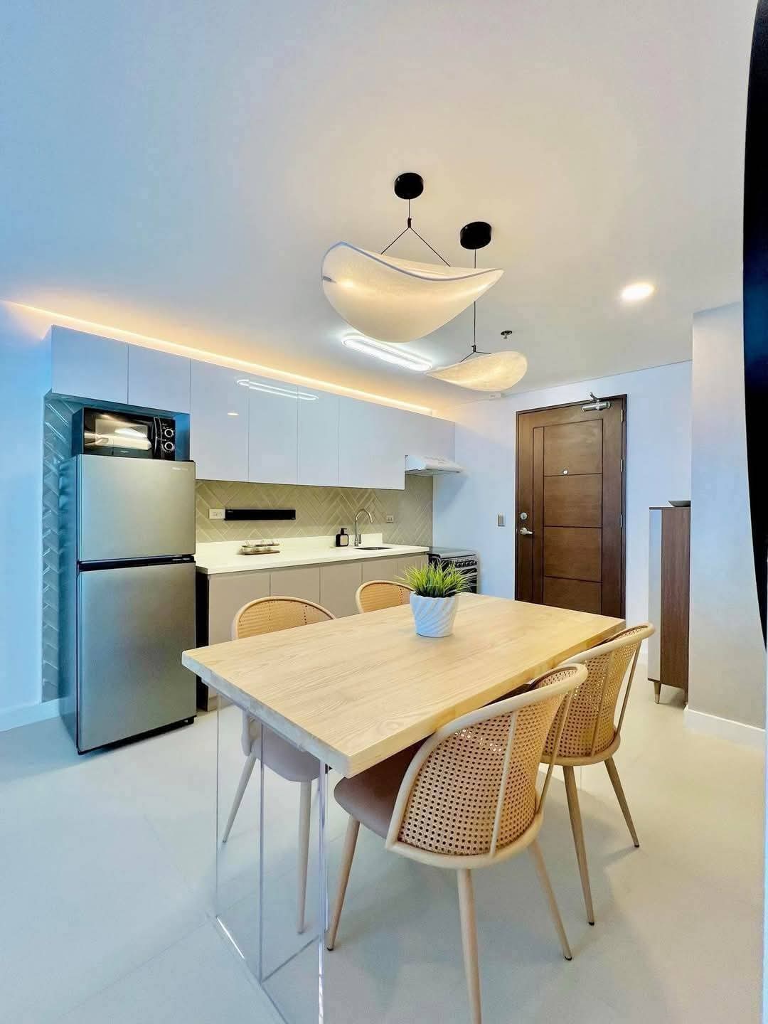 FOR SALE NEWLY FURNISHED CUSTOMISED INTERIOR2BR IN 38 PARK