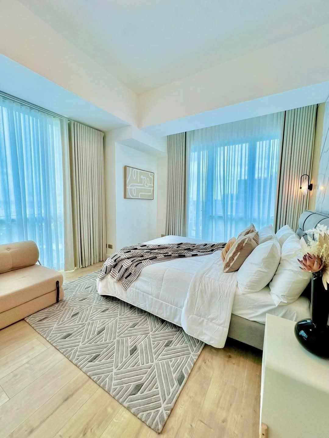 FOR SALE NEWLY FURNISHED CUSTOMISED INTERIOR2BR IN 38 PARK