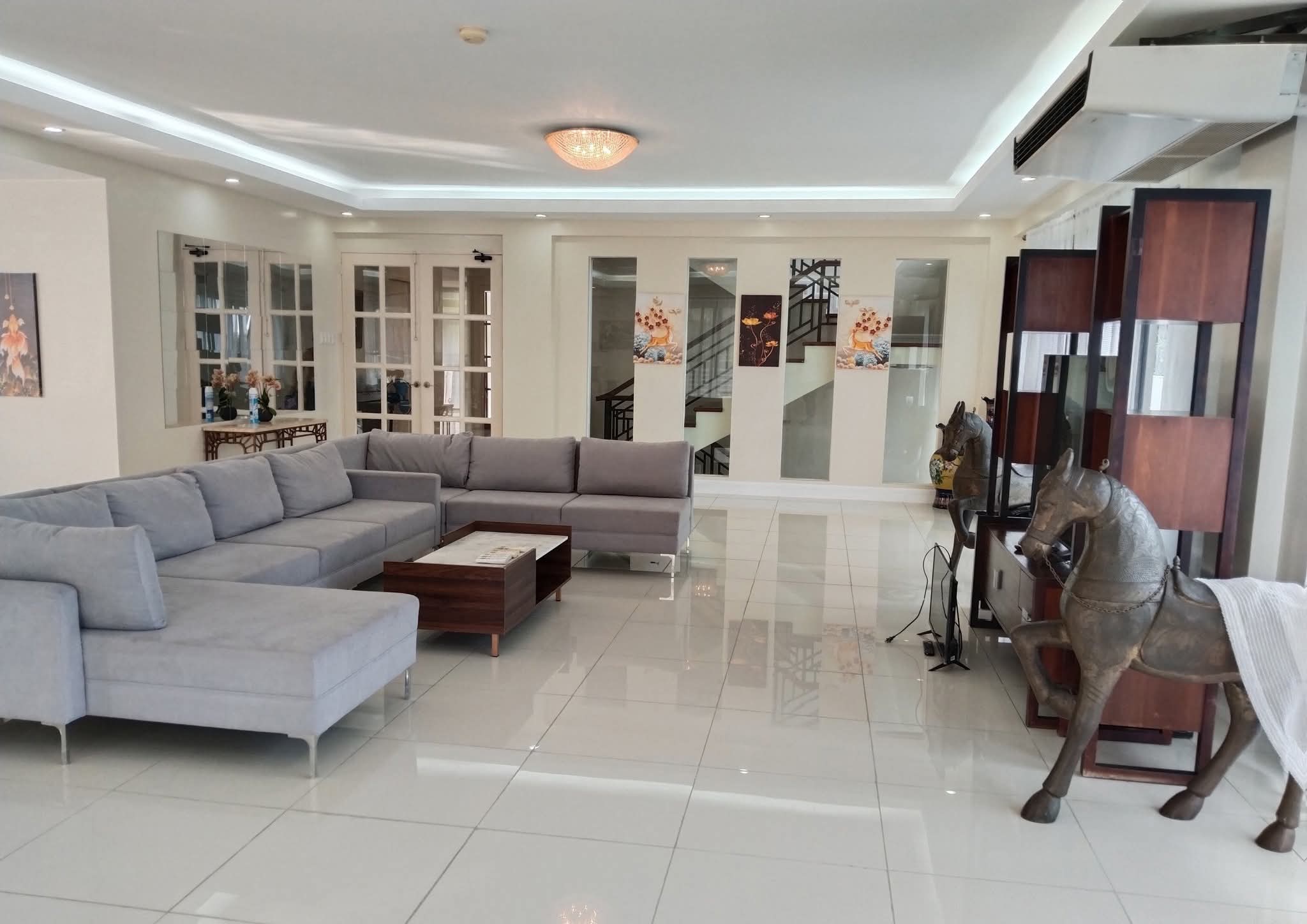 FOR RENT MANSION IN MARIA LUISA ESTATE