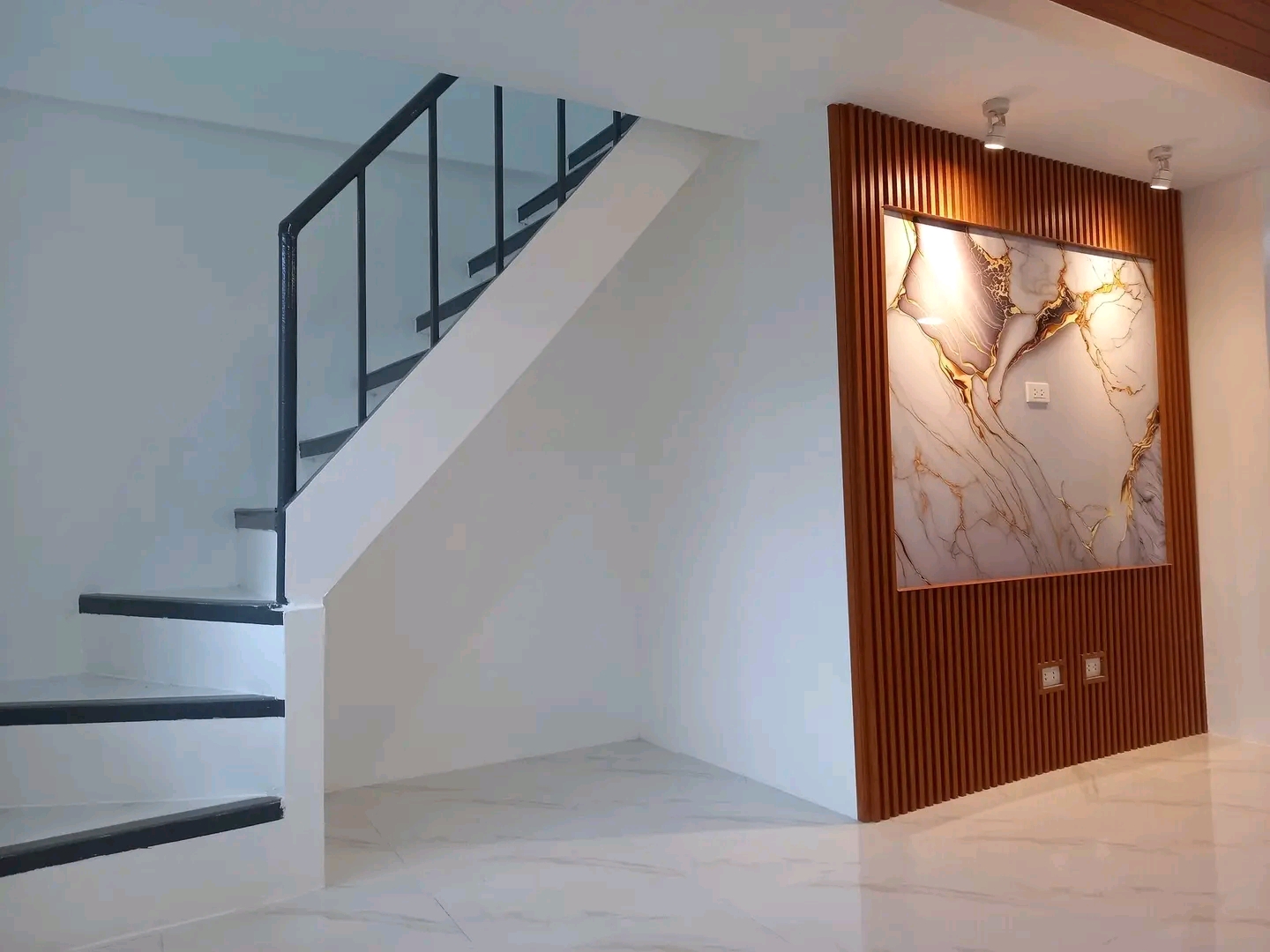 NEWLY RENOVATED TOWNHOUSE IN La BIENVINIDA SUBD FOR SALE