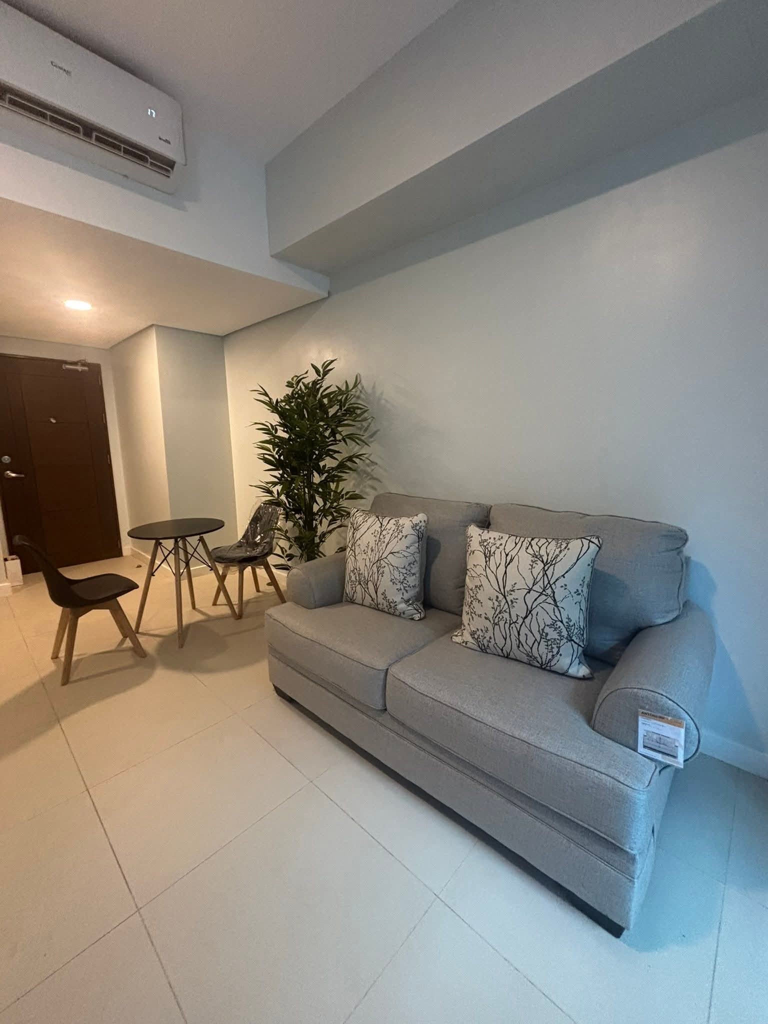 FOR RENT 1BR UNIT WITH BALCONY