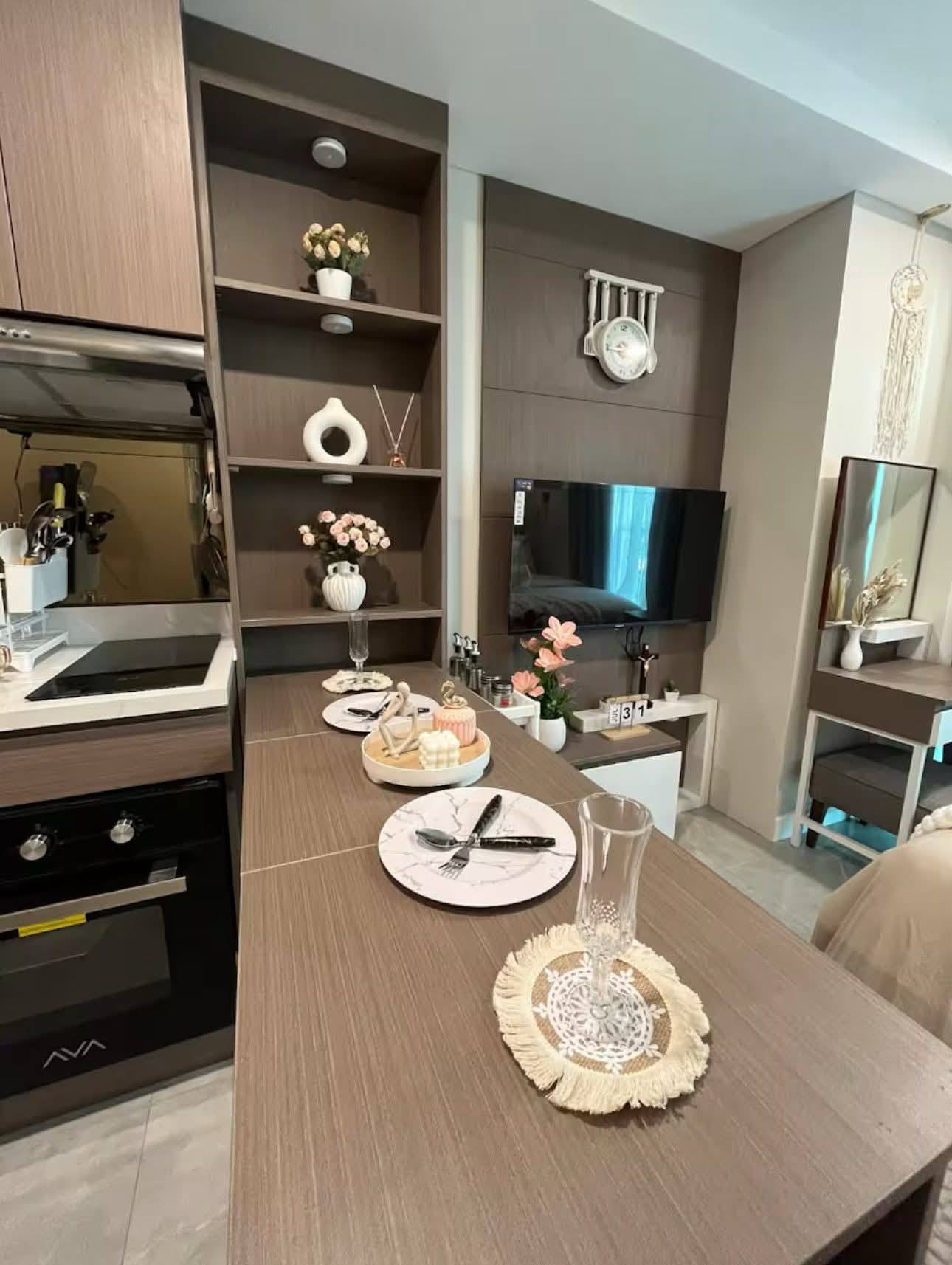 BRAND NEW, FULLY-FURNISHED STUDIO WITH BALCONY with INFINITY POOL & FITNESS GYM