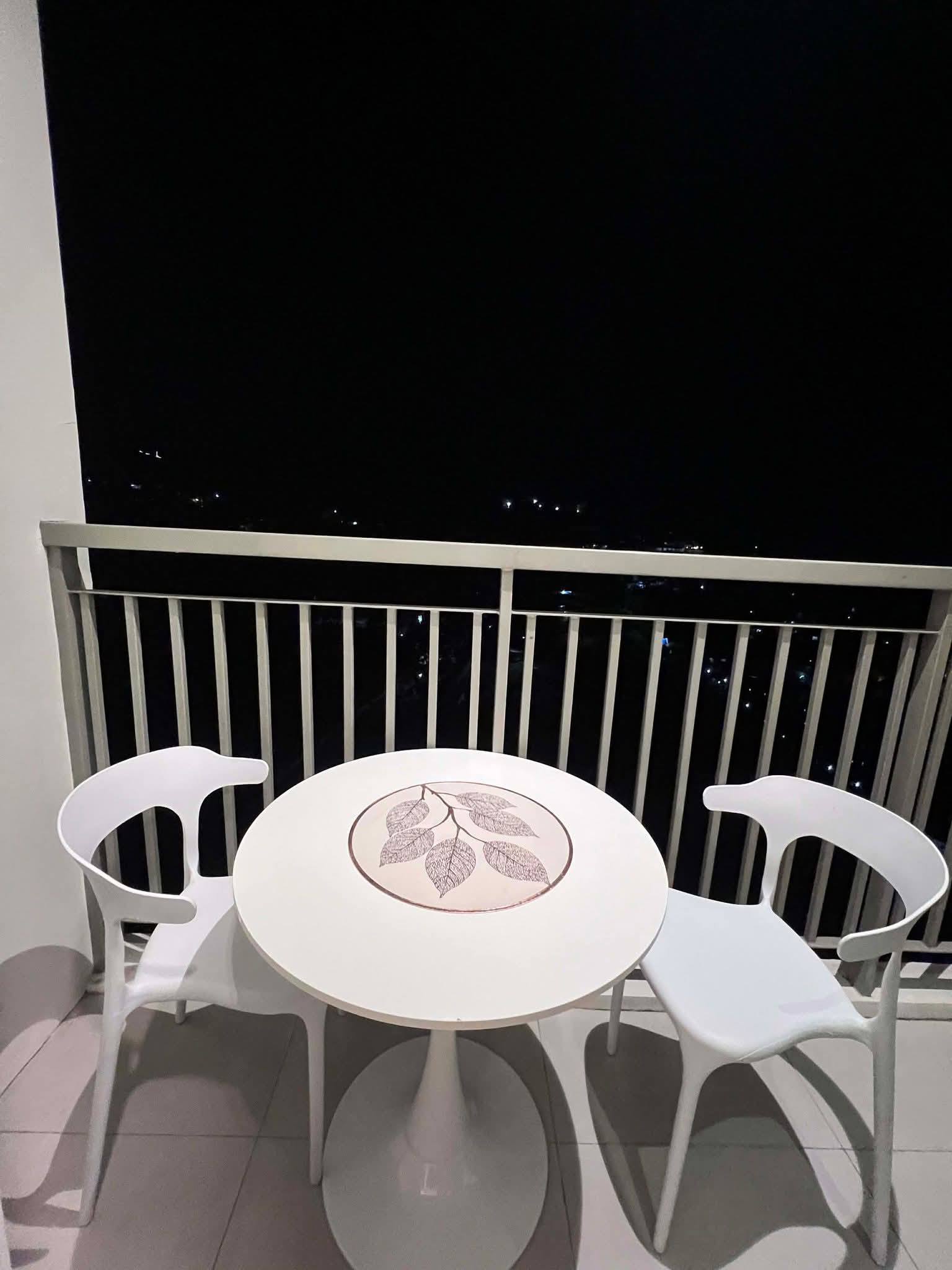 BRAND NEW, FULLY-FURNISHED STUDIO WITH BALCONY with INFINITY POOL & FITNESS GYM