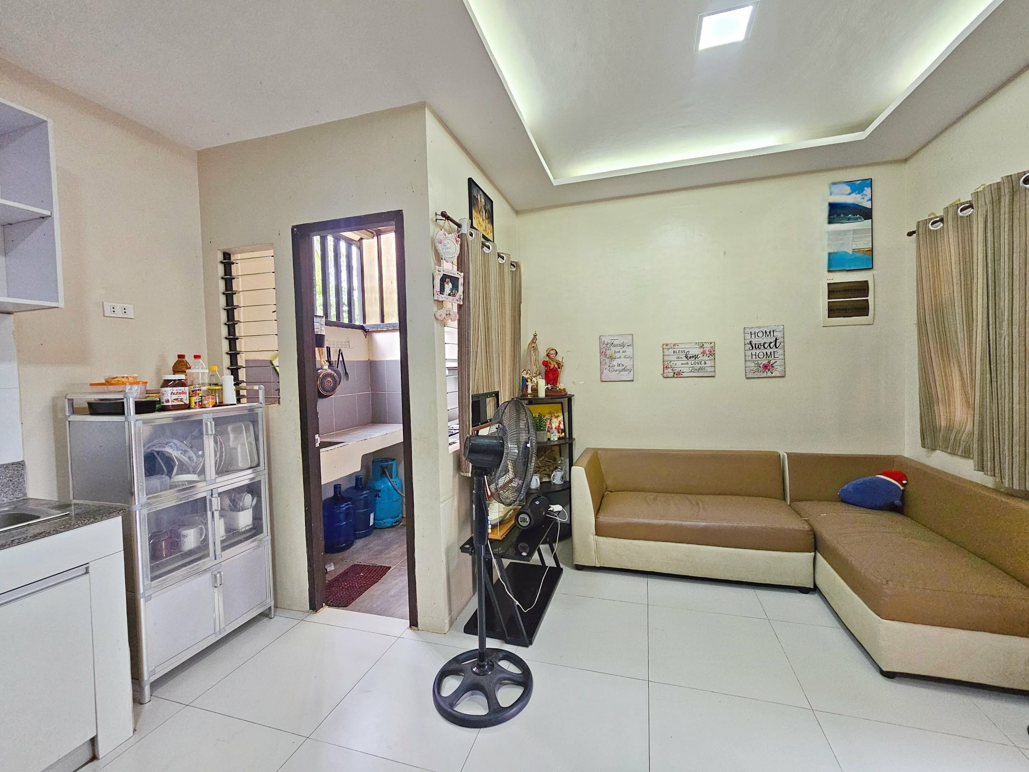 HOUSE & LOT FOR RENT