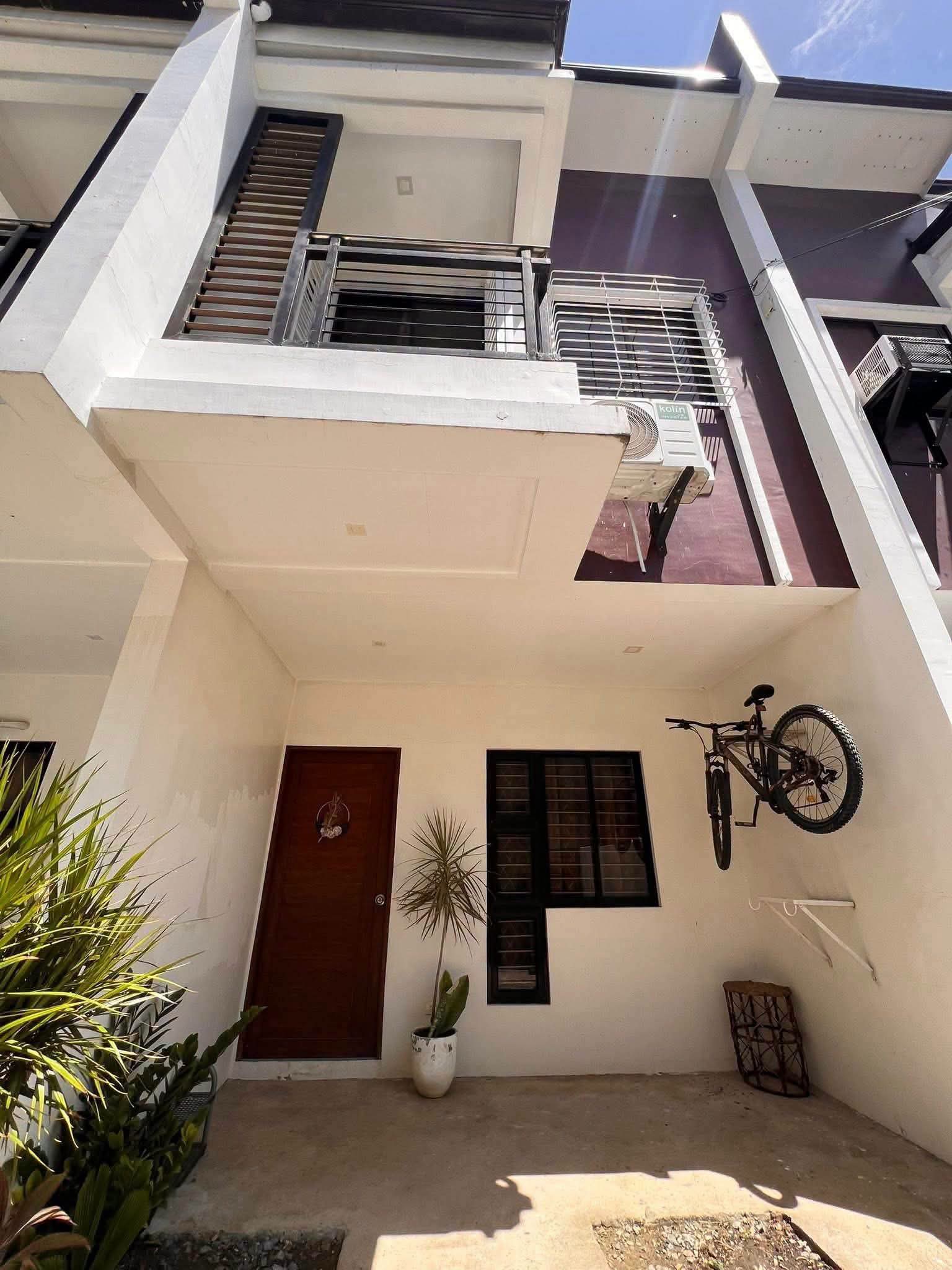 FOR RENT TOWNHOUSE IN ROBINSLANE LILOAN POBLACION