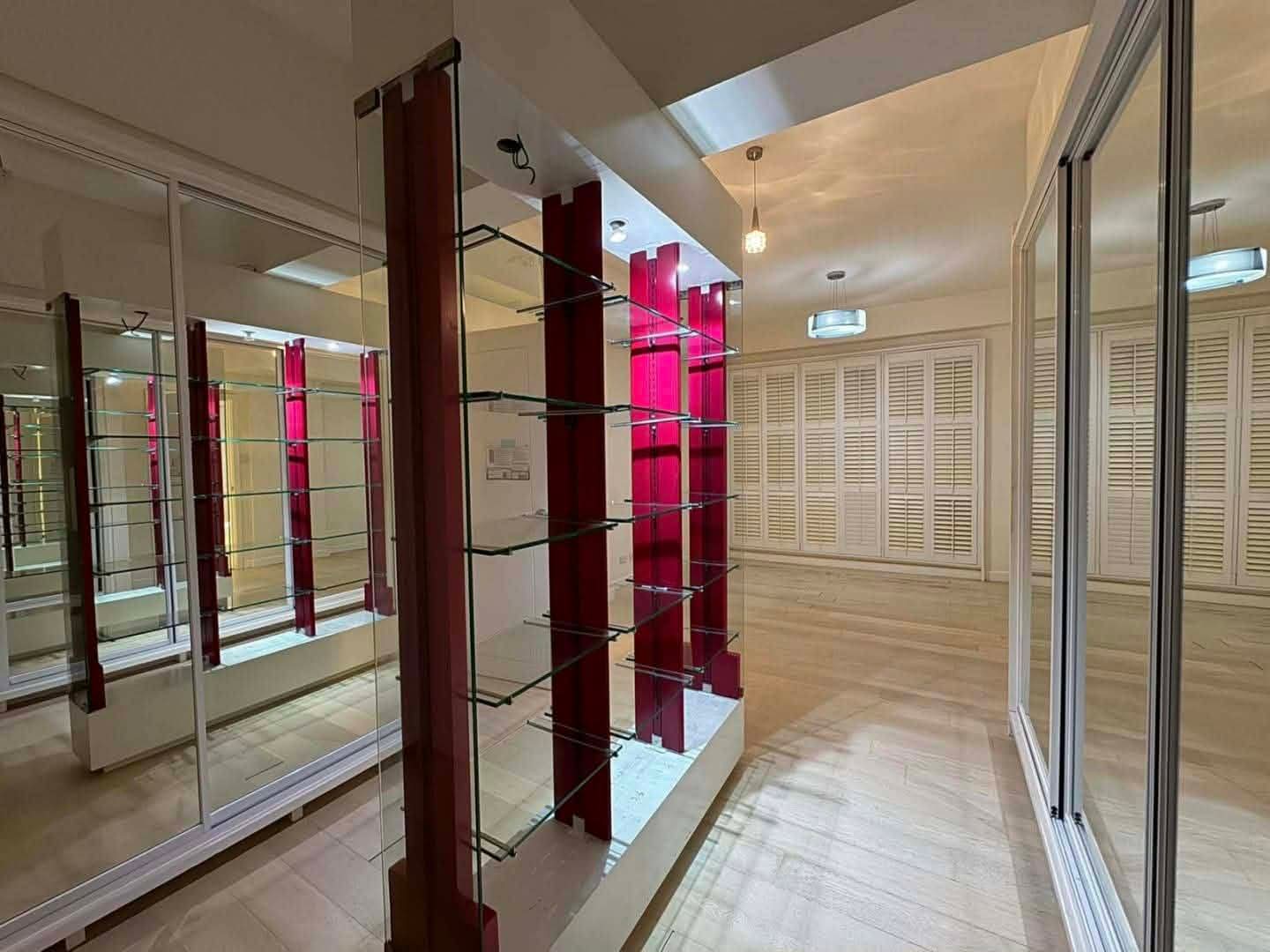 FOR SALE 3 BEDROOM IN 32 SANSON  FACING EAST