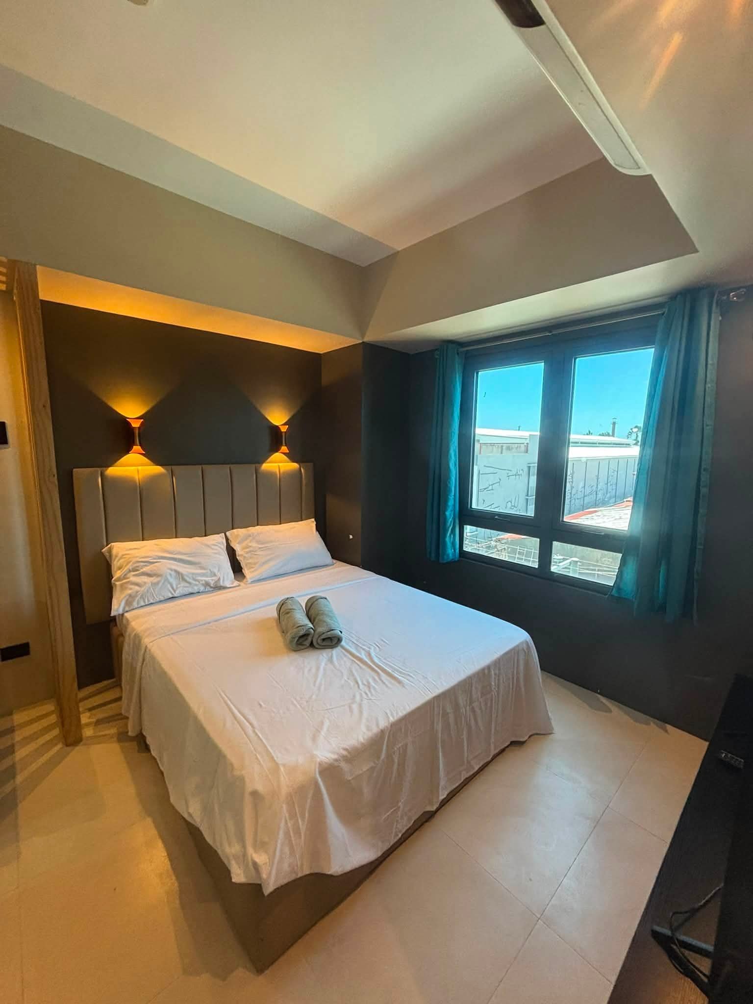CONDO FOR RENT OR FOR SALE AIR CONDO